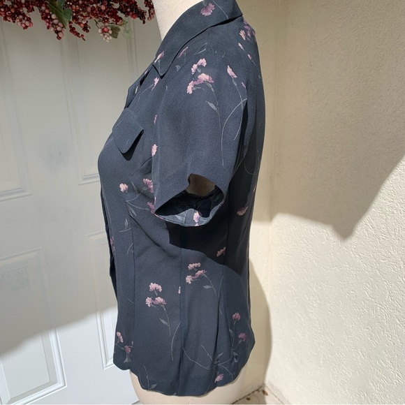 JONES NEW YORK! Beautiful Gray & Pink floral Shirt. 100% Silk. Shoulder pads. - Picture 3 of 10